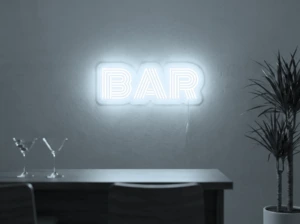 Neonskylt «BAR» i iskall vit LED-neon, monterad på vägg