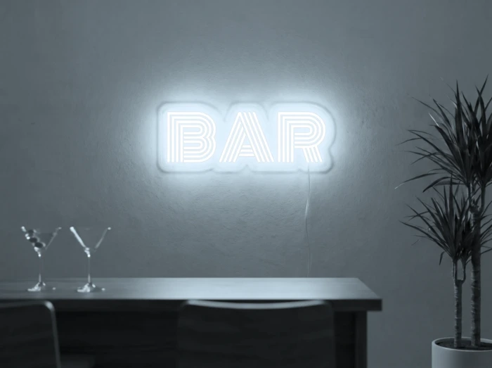 Neonskylt «BAR» i iskall vit LED-neon, monterad på vägg