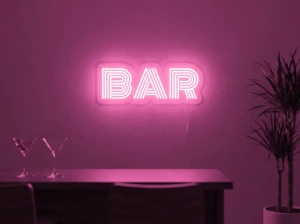 Neonskylt «BAR» i rosa LED-neon, monterad på vägg