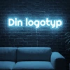 Neonskylt «Din logotyp» i isblå LED-neon, monterad på vägg