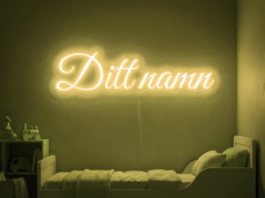 Neonskylt «Ditt namn» i gul LED-neon, monterad på vägg