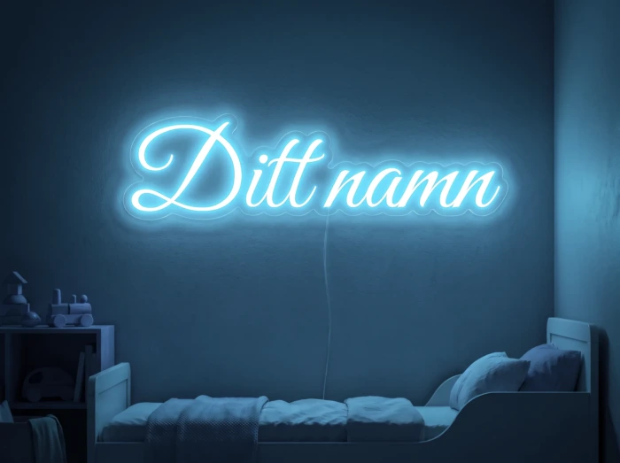 Neonskylt «Ditt namn» i isblå LED-neon, monterad på vägg