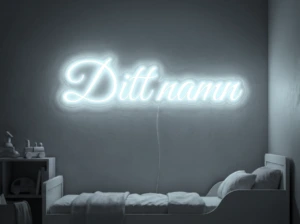Neonskylt «Ditt namn» i iskall vit LED-neon, monterad på vägg