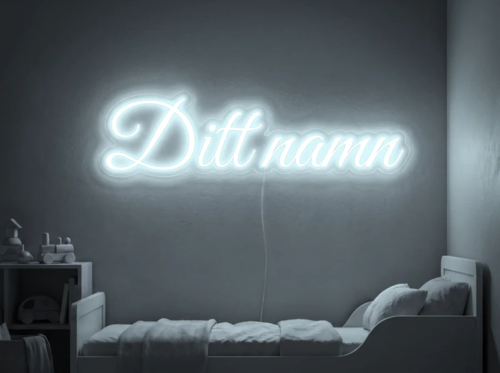 Neonskylt «Ditt namn» i iskall vit LED-neon, monterad på vägg
