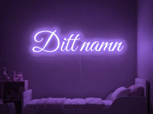 Neonskylt «Ditt namn» i lila LED-neon, monterad på vägg