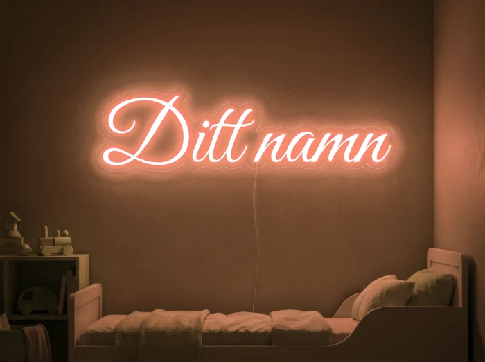 Neonskylt «Ditt namn» i orange LED-neon, monterad på vägg