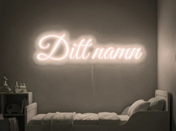 Neonskylt «Ditt namn» i varmvit LED-neon, monterad på vägg