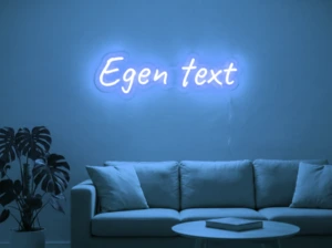 Neonskylt «Egen text» i isblå LED-neon, monterad på vägg