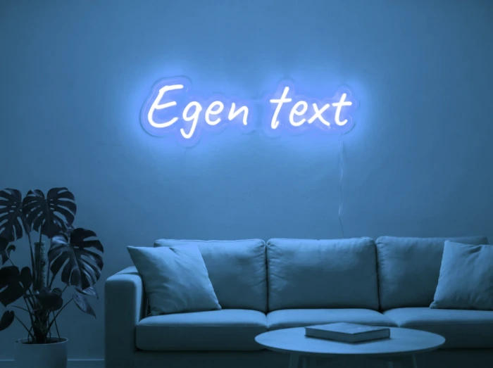 Neonskylt «Egen text» i isblå LED-neon, monterad på vägg