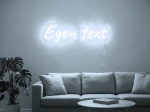 Neonskylt «Egen text» i iskall vit LED-neon, monterad på vägg