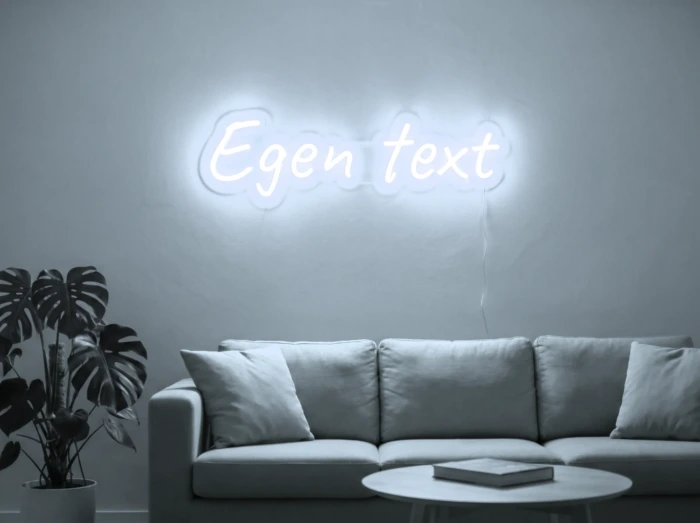 Neonskylt «Egen text» i iskall vit LED-neon, monterad på vägg