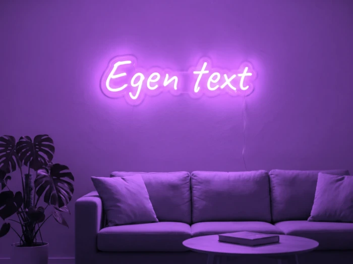 Neonskylt «Egen text» i lila LED-neon, monterad på vägg
