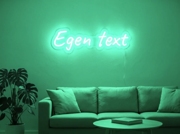 Neonskylt «Egen text» i mintgrön LED-neon, monterad på vägg