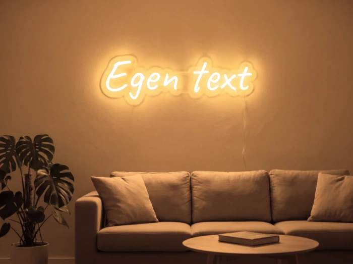 Neonskylt «Egen text» i orange LED-neon, monterad på vägg