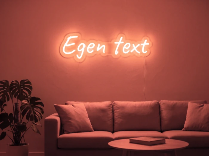 Neonskylt «Egen text» i röd LED-neon, monterad på vägg