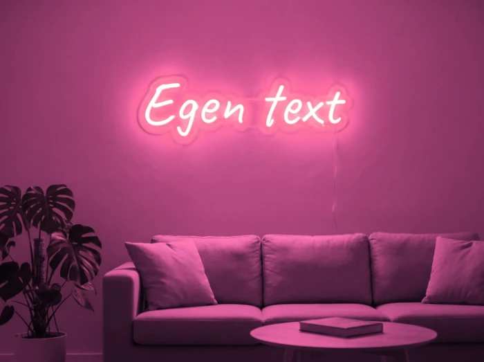 Neonskylt «Egen text» i rosa LED-neon, monterad på vägg