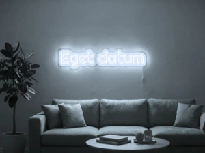 Neonskylt «Eget datum» i iskall vit LED-neon, monterad på vägg