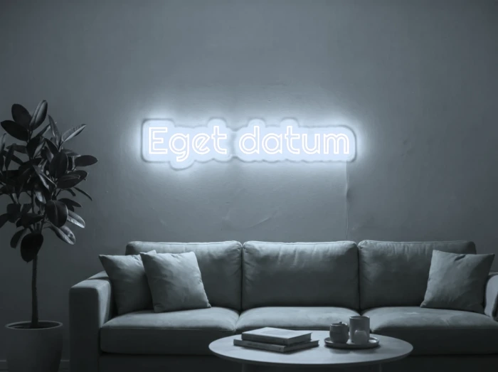 Neonskylt «Eget datum» i iskall vit LED-neon, monterad på vägg