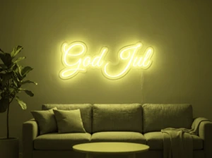 Neonskylt «God Jul» i gul LED-neon, monterad på vägg