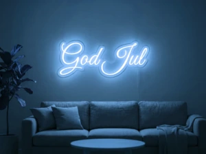 Neonskylt «God Jul» i isblå LED-neon, monterad på vägg