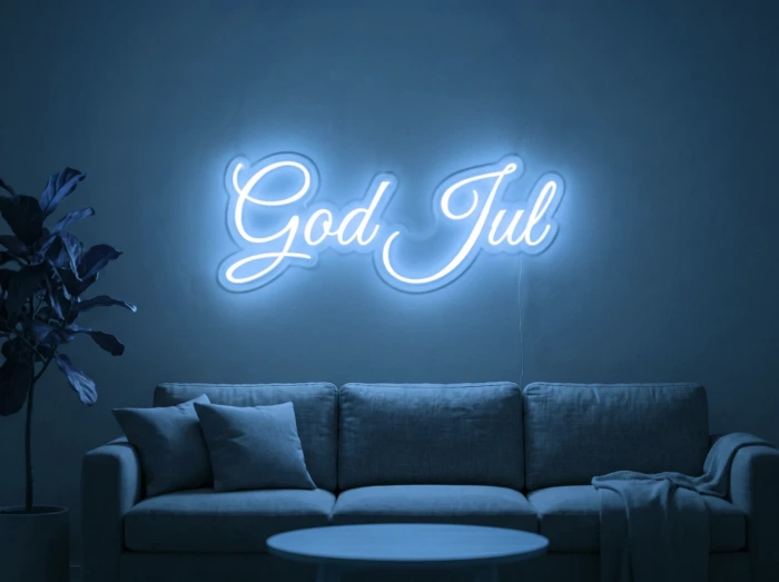 Neonskylt «God Jul» i isblå LED-neon, monterad på vägg