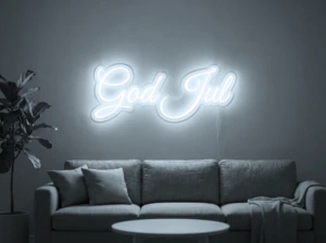 Neonskylt «God Jul» i iskall vit LED-neon, monterad på vägg