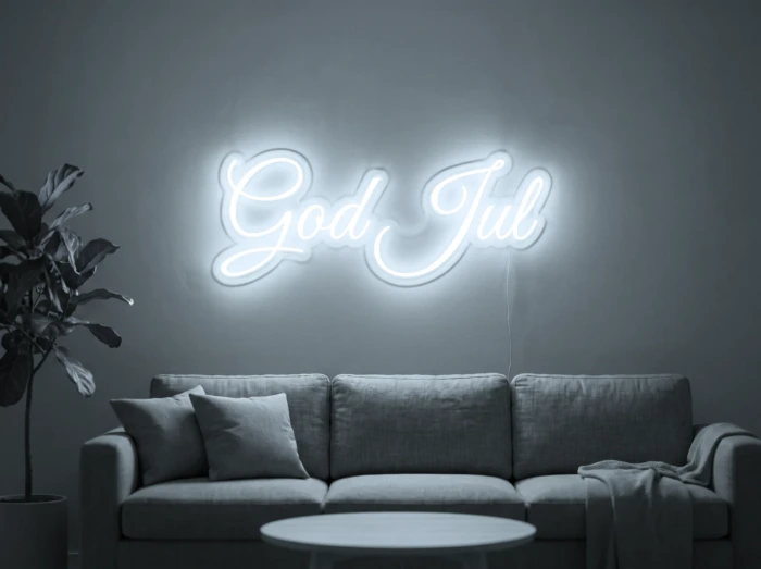 Neonskylt «God Jul» i iskall vit LED-neon, monterad på vägg