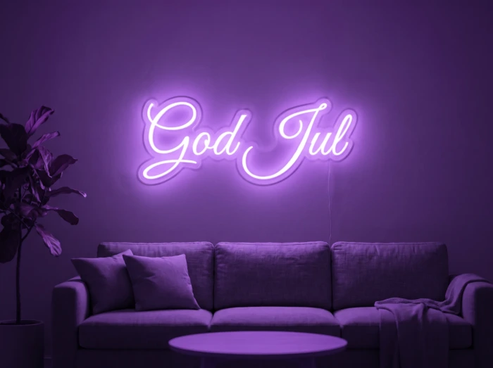 Neonskylt «God Jul» i lila LED-neon, monterad på vägg
