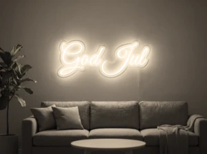 Neonskylt «God Jul» i varmvit LED-neon, monterad på vägg