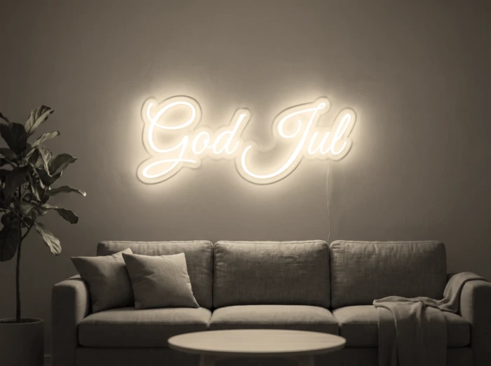 Neonskylt «God Jul» i varmvit LED-neon, monterad på vägg