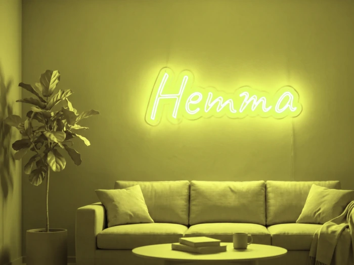 Neonskylt «Hemma» i gul LED-neon, monterad på vägg