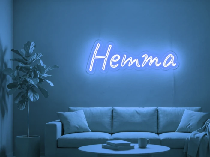 Neonskylt «Hemma» i isblå LED-neon, monterad på vägg