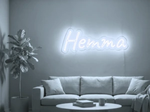 Neonskylt «Hemma» i iskall vit LED-neon, monterad på vägg