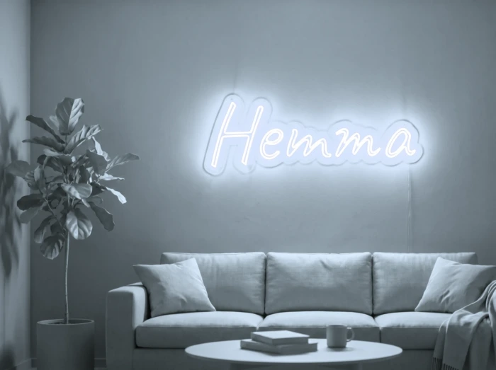 Neonskylt «Hemma» i iskall vit LED-neon, monterad på vägg
