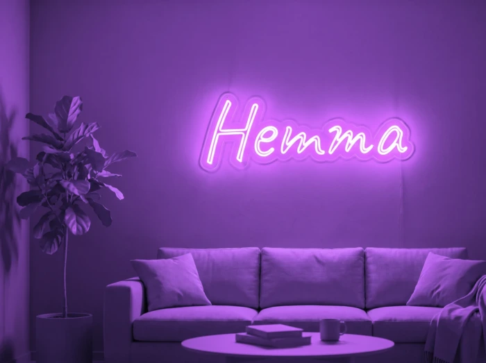 Neonskylt «Hemma» i lila LED-neon, monterad på vägg