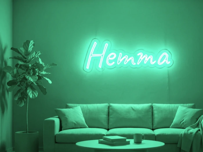 Neonskylt «Hemma» i mintgrön LED-neon, monterad på vägg