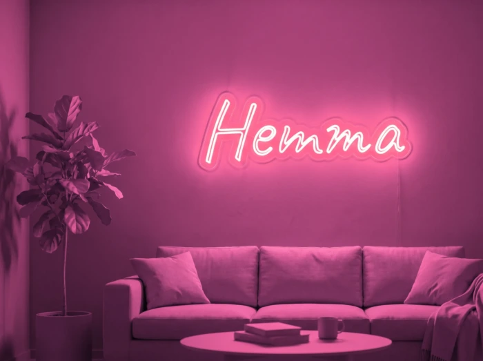 Neonskylt «Hemma» i rosa LED-neon, monterad på vägg