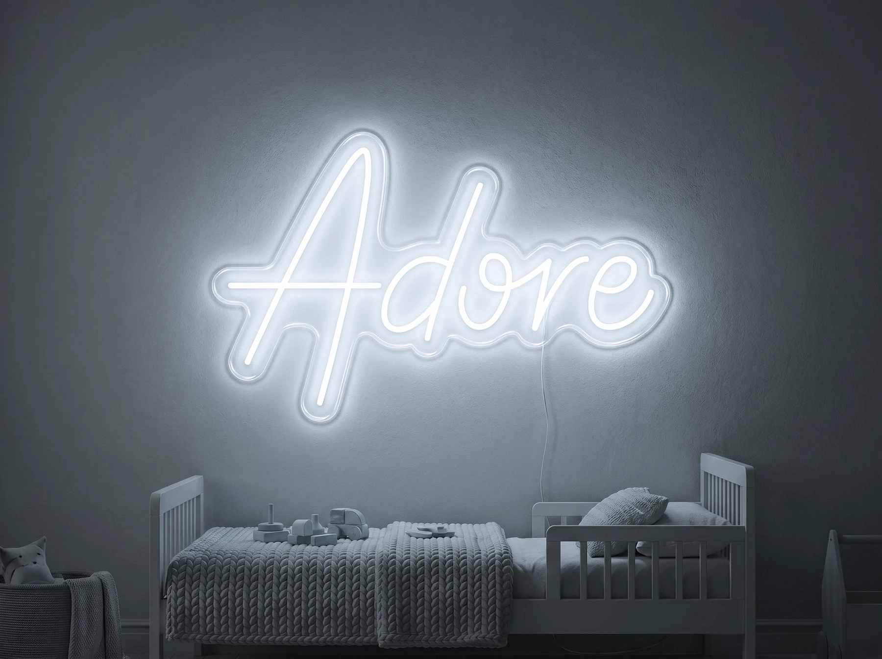 Neonskylt «Adore» i iskall vit LED-neon, monterad på vägg