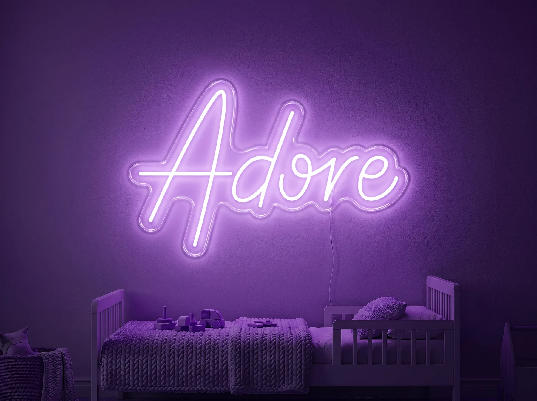 Neonskylt «Adore» i lila LED-neon, monterad på vägg
