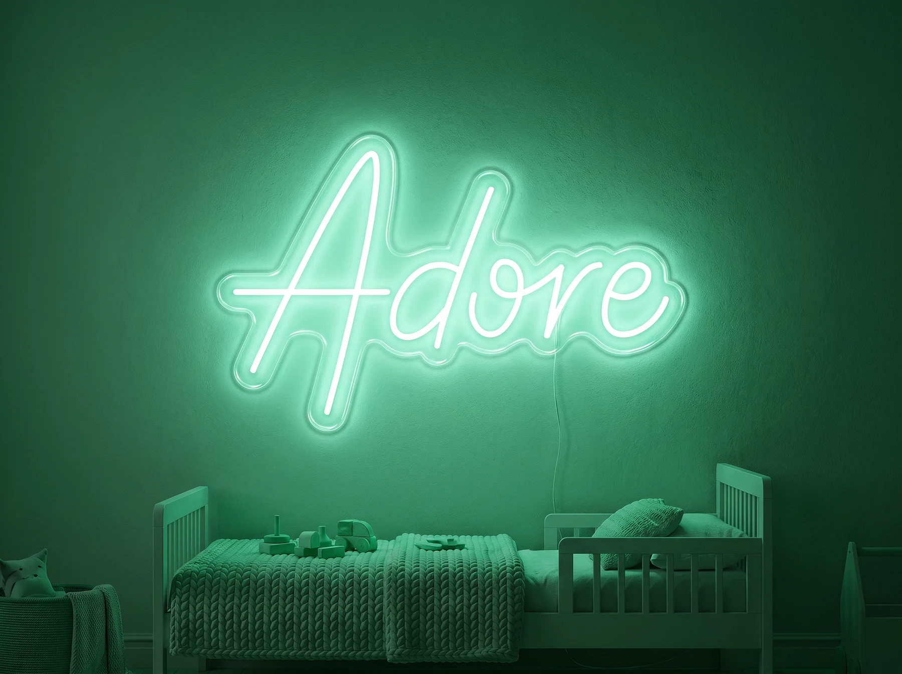 Neonskylt «Adore» i mintgrön LED-neon, monterad på vägg