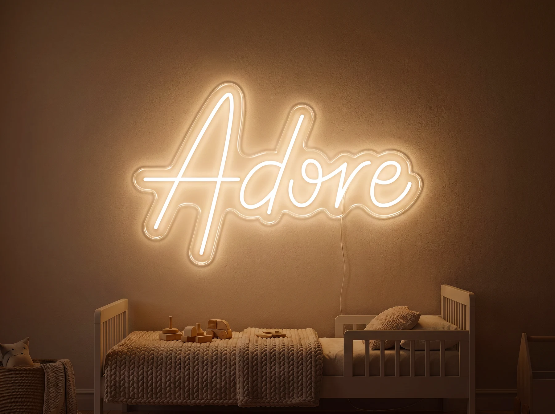 Neonskylt «Adore» i orange LED-neon, monterad på vägg