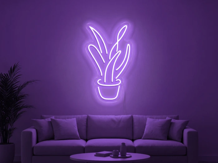 Neonskylt «Aloe vera» i lila LED-neon, monterad på vägg