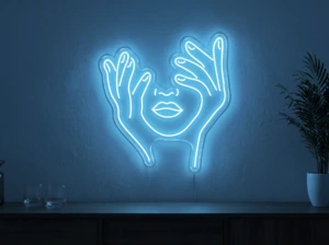 Neonskylt «Ansikte med händer» i isblå LED-neon, monterad på vägg