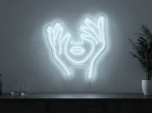 Neonskylt «Ansikte med händer» i iskall vit LED-neon, monterad på vägg