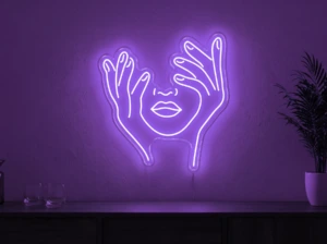 Neonskylt «Ansikte med händer» i lila LED-neon, monterad på vägg