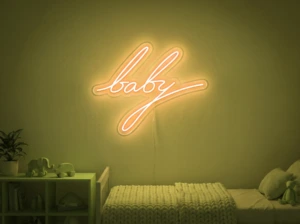 Neonskylt «Baby» i gul LED-neon, monterad på vägg