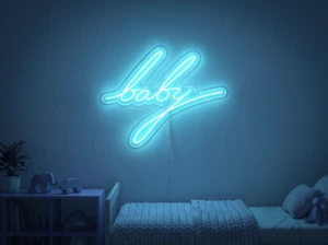 Neonskylt «Baby» i isblå LED-neon, monterad på vägg