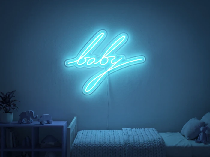 Neonskylt «Baby» i isblå LED-neon, monterad på vägg