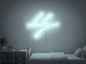 Neonskylt «Baby» i iskall vit LED-neon, monterad på vägg