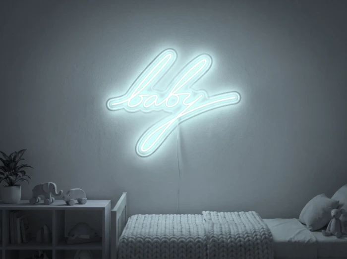 Neonskylt «Baby» i iskall vit LED-neon, monterad på vägg